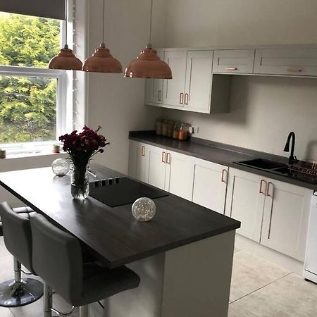 Stunning Bebington Maisonette - Large Private Drive And Entrance, Good Transport Links Exterior foto