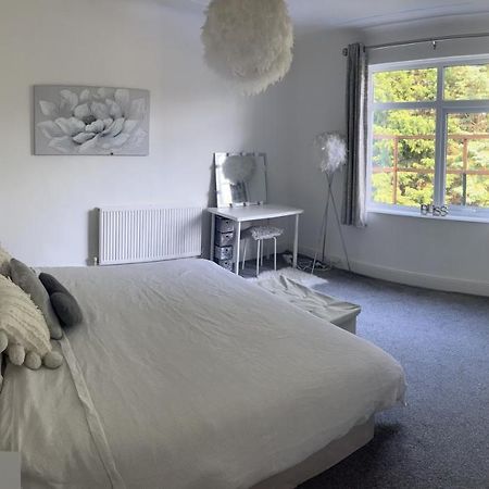 Stunning Bebington Maisonette - Large Private Drive And Entrance, Good Transport Links Exterior foto