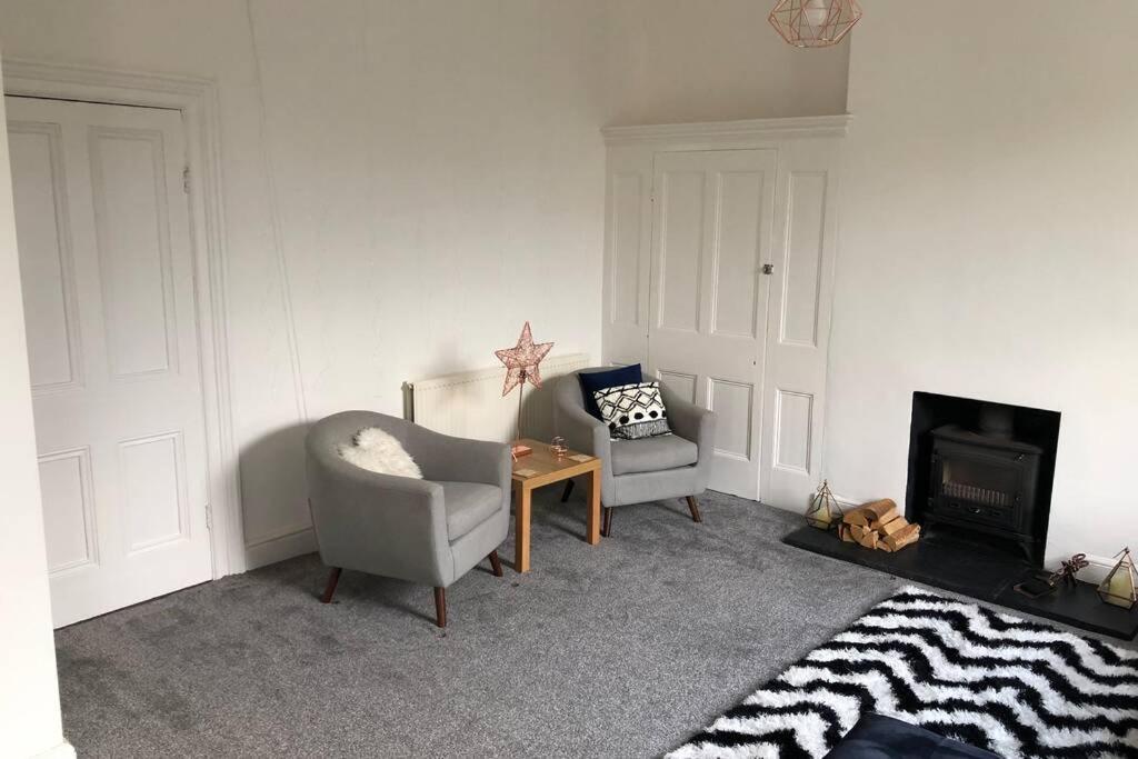 Stunning Bebington Maisonette - Large Private Drive And Entrance, Good Transport Links Exterior foto