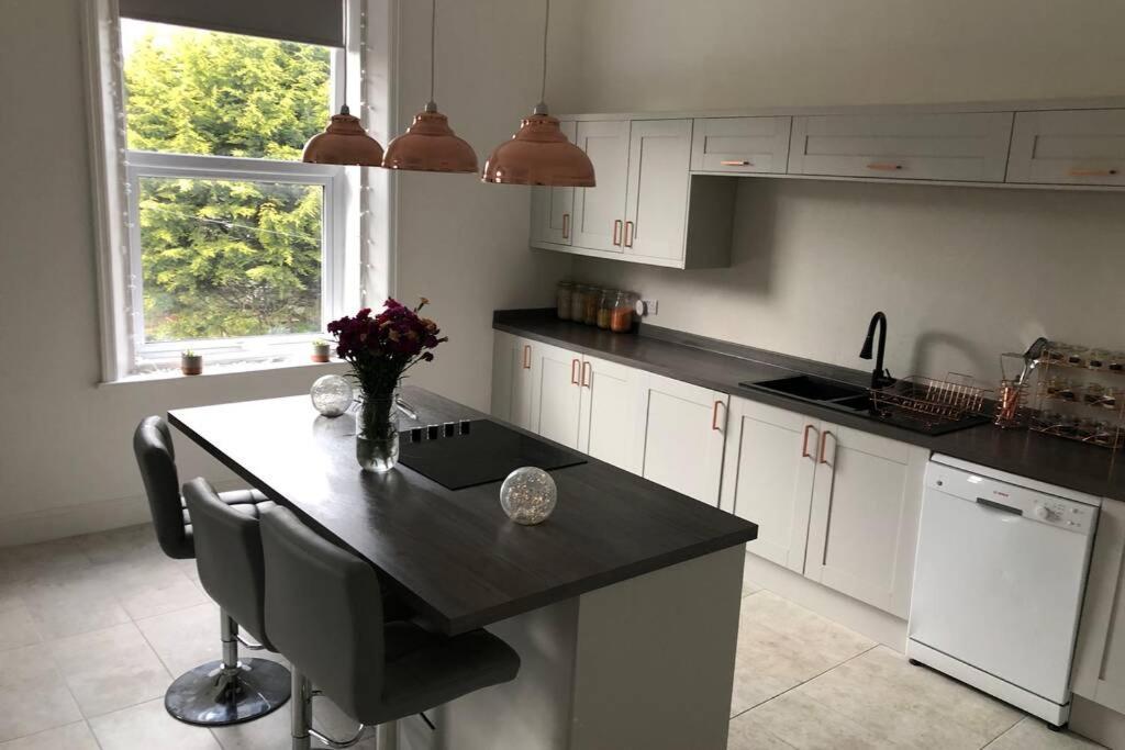 Stunning Bebington Maisonette - Large Private Drive And Entrance, Good Transport Links Exterior foto