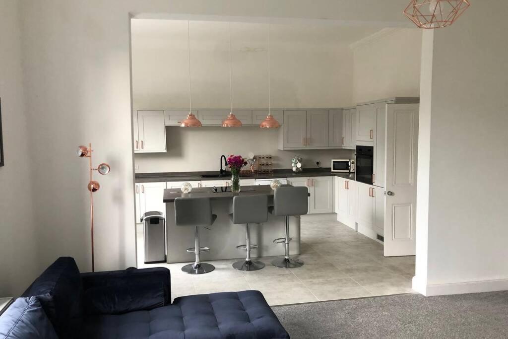 Stunning Bebington Maisonette - Large Private Drive And Entrance, Good Transport Links Exterior foto