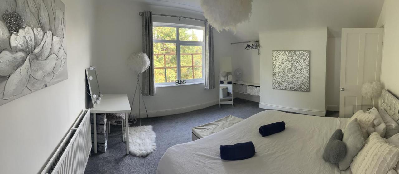 Stunning Bebington Maisonette - Large Private Drive And Entrance, Good Transport Links Exterior foto