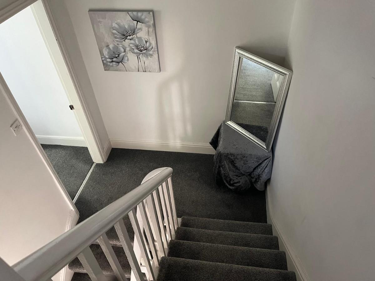 Stunning Bebington Maisonette - Large Private Drive And Entrance, Good Transport Links Exterior foto
