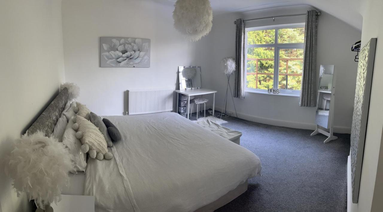 Stunning Bebington Maisonette - Large Private Drive And Entrance, Good Transport Links Exterior foto